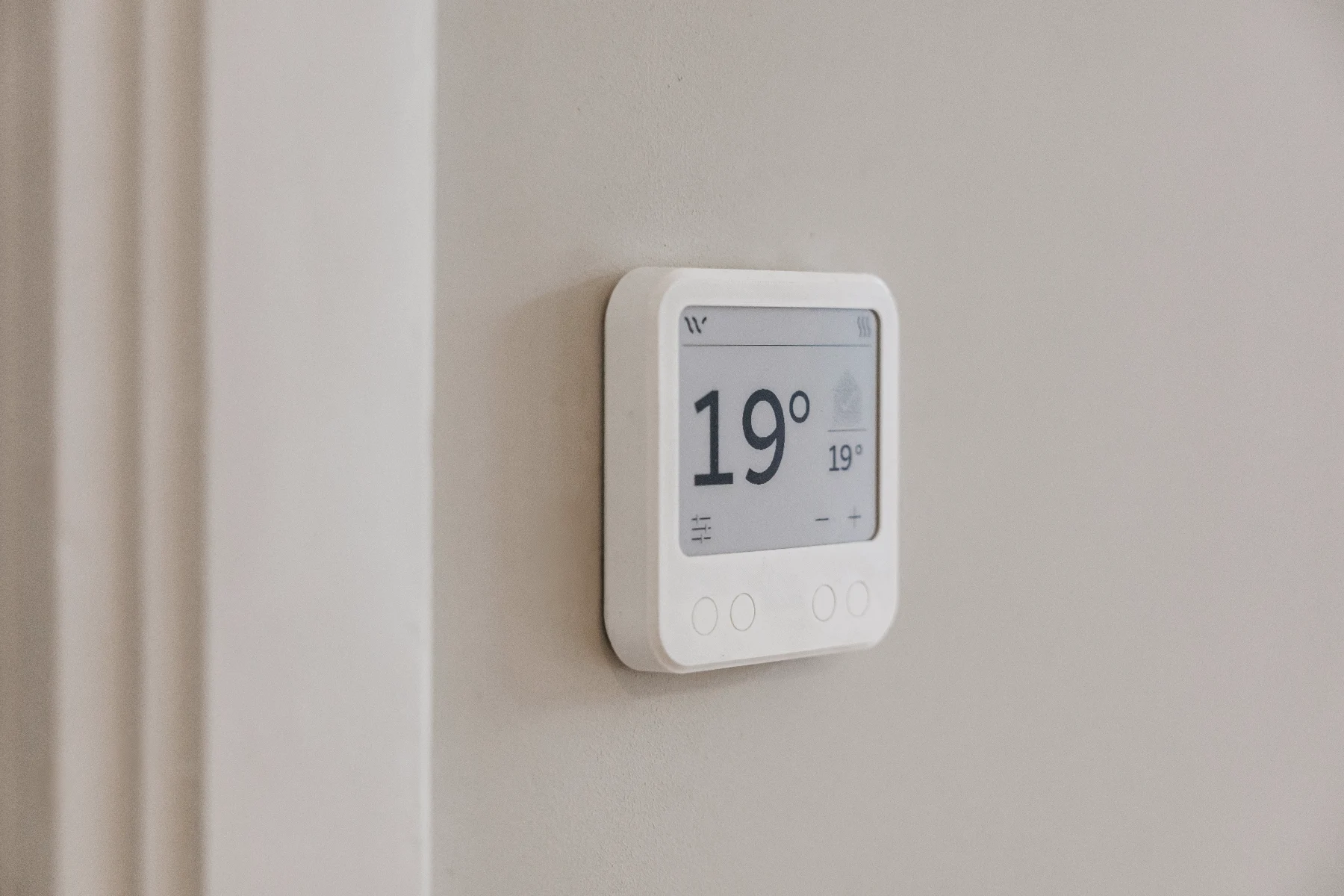 De meegeleverde Whspr-thermostaat aan de muur